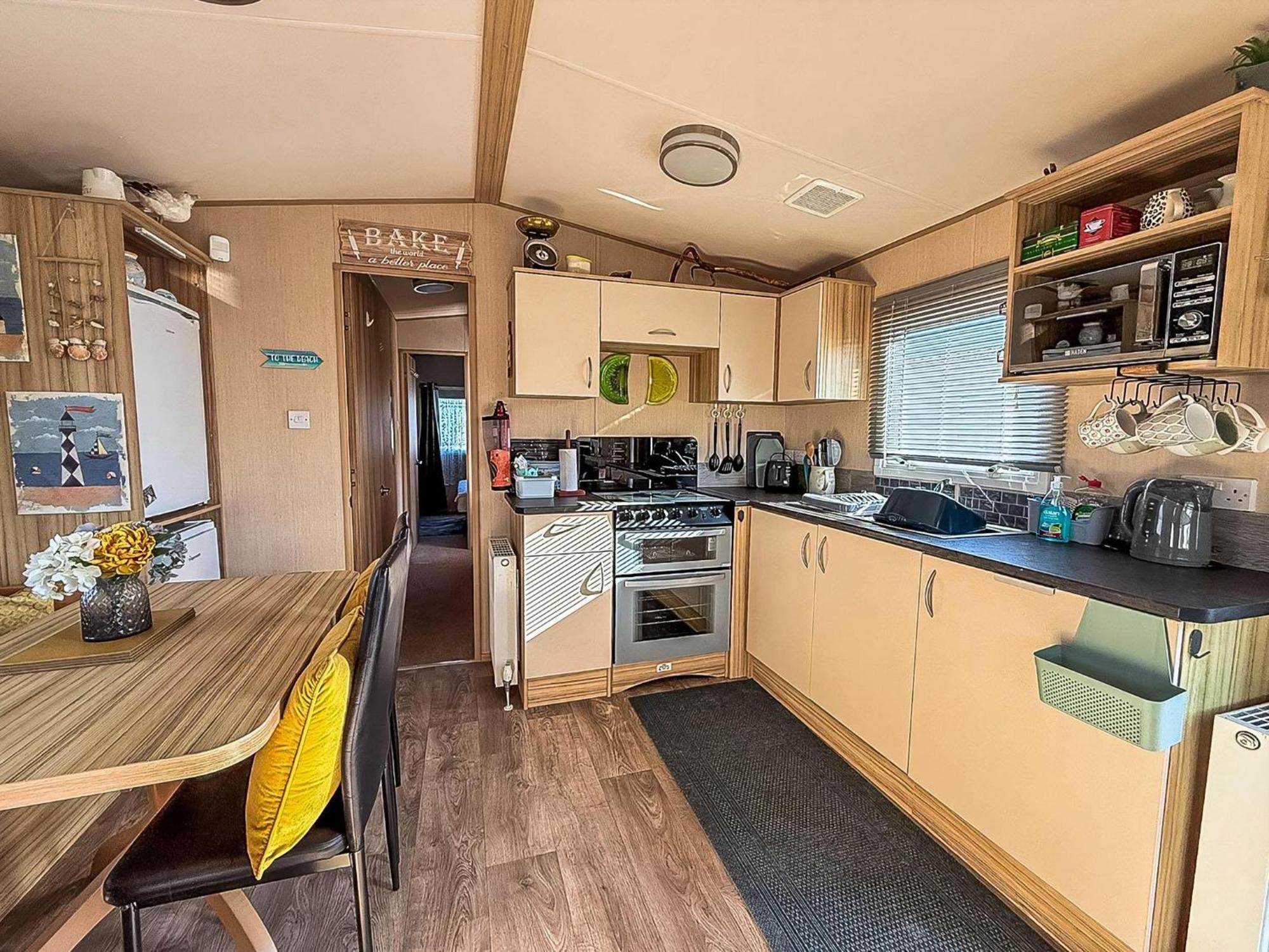 Lovely 6 Berth Caravan With Decking To The Side In Heacham Ref 21040E 외부 사진