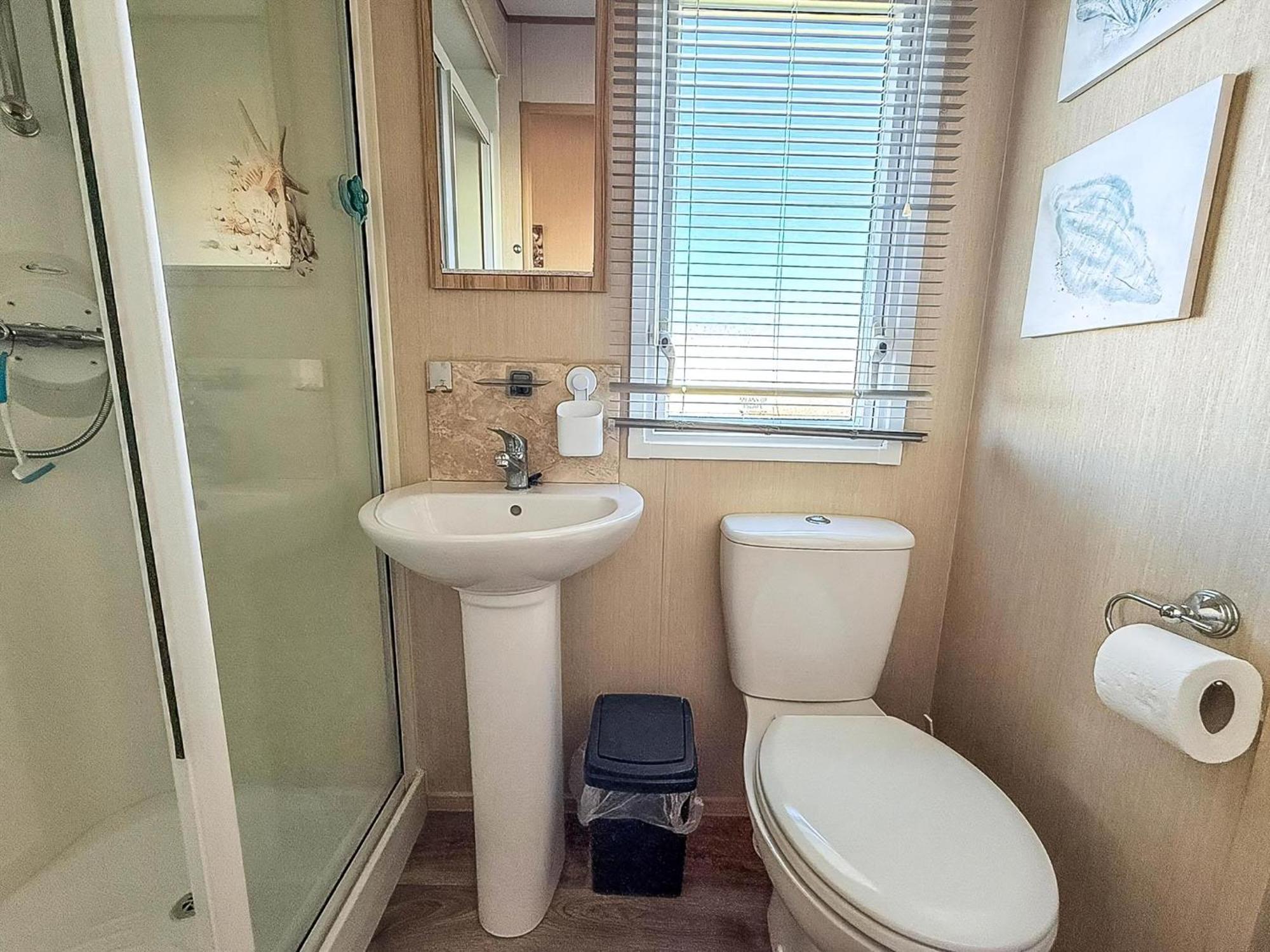Lovely 6 Berth Caravan With Decking To The Side In Heacham Ref 21040E 외부 사진