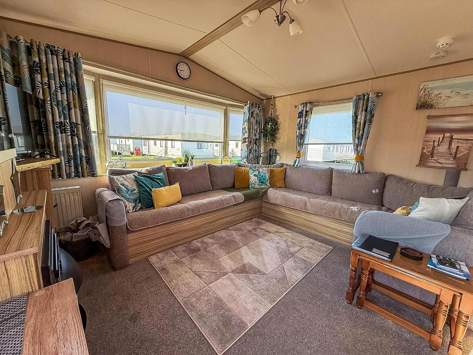 Lovely 6 Berth Caravan With Decking To The Side In Heacham Ref 21040E 외부 사진