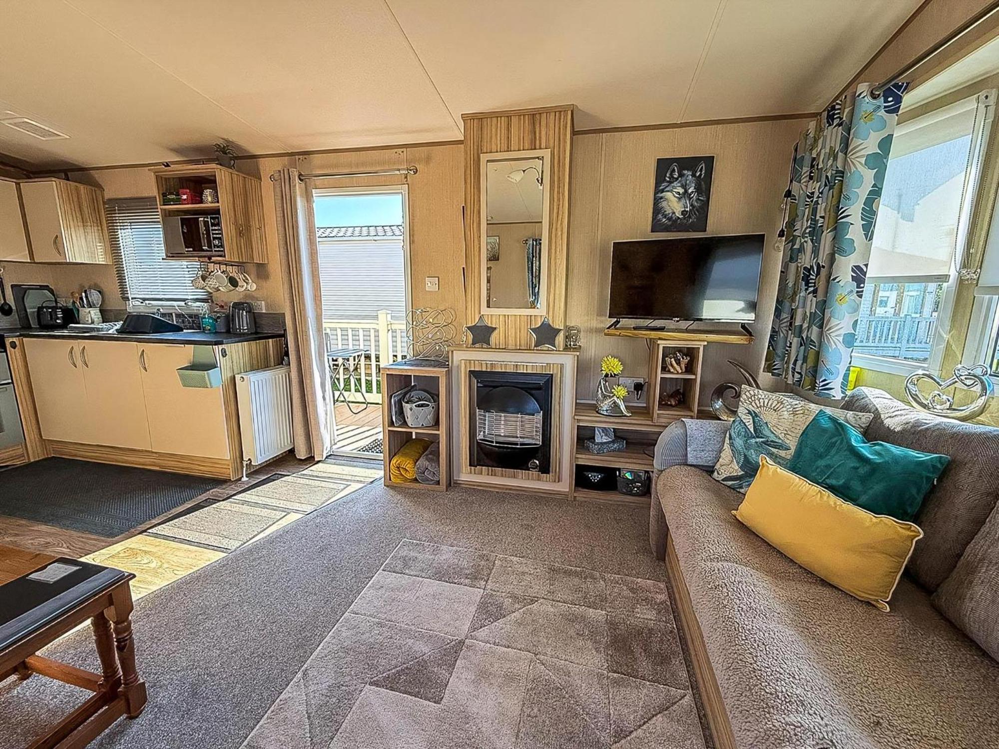Lovely 6 Berth Caravan With Decking To The Side In Heacham Ref 21040E 외부 사진